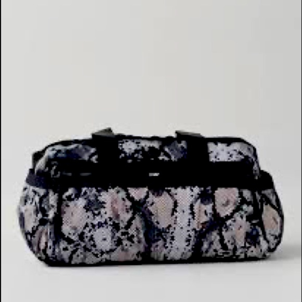 Lululemon Gym To Win Duffel bag 
Ziggy Snake Butter Pink Black / Black